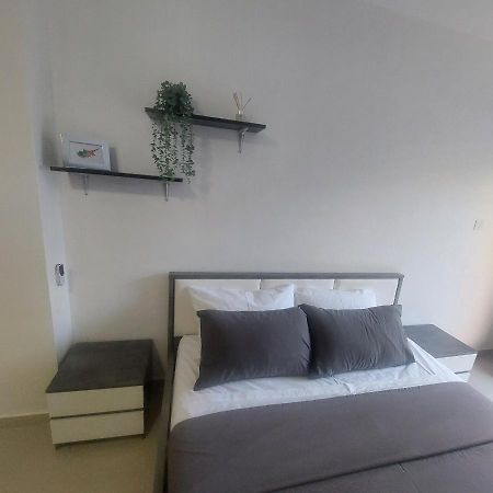 Modern Studio Apartment Armonia Court 파라림니 외부 사진