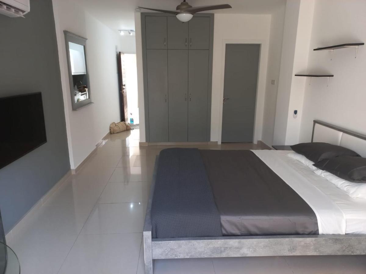 Modern Studio Apartment Armonia Court 파라림니 외부 사진